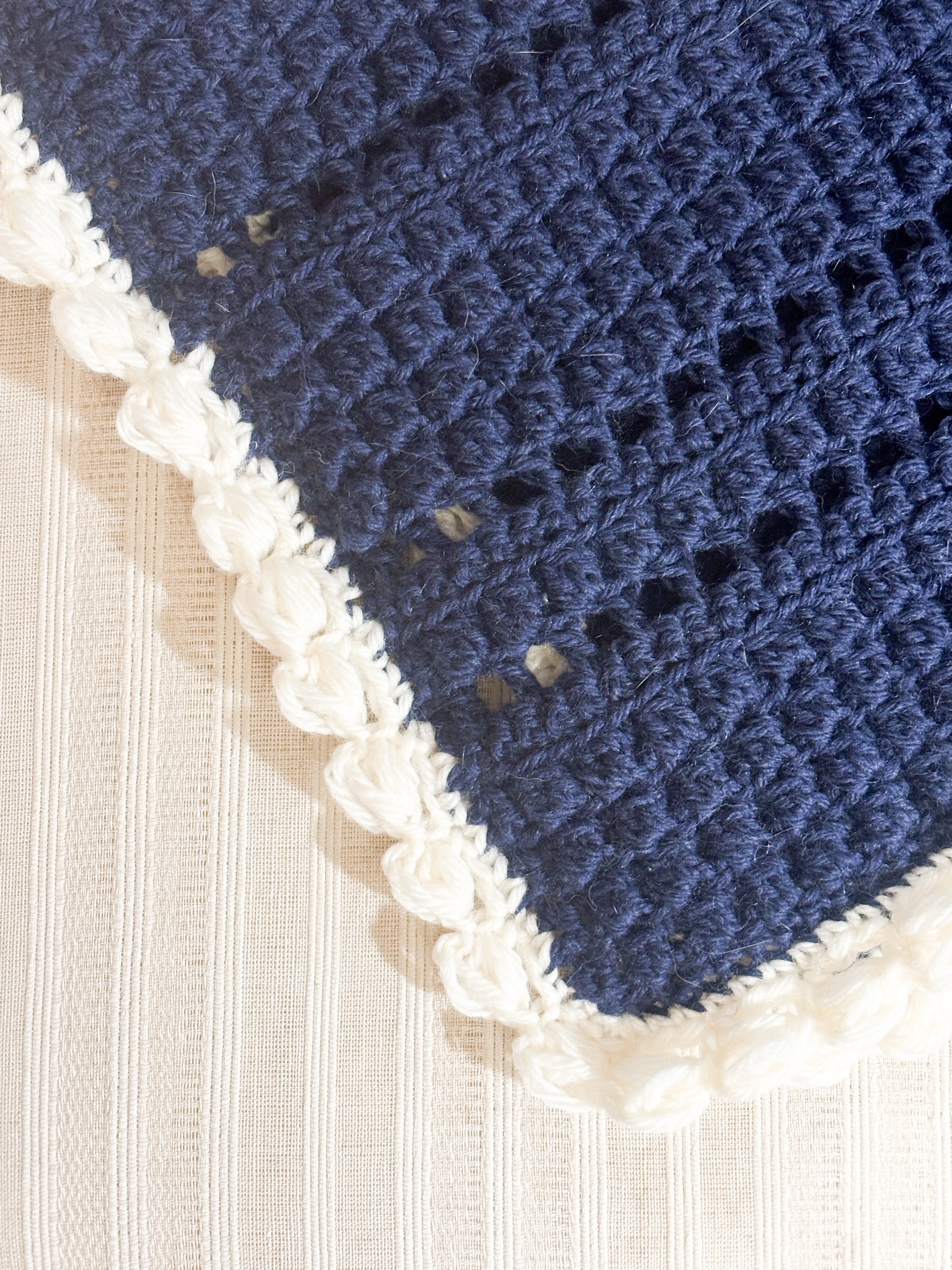 Couverture bleu marine et blanc au crochet en pure laine